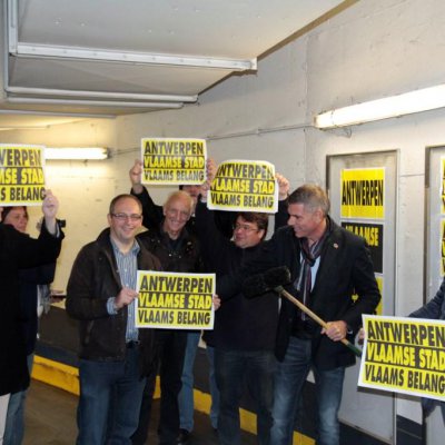 Vlaams Belang Irkçıları Türkçe posterlere karşı