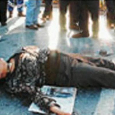 Funda Müjde. İstanbul'da kazadan sonra yolda yatarken