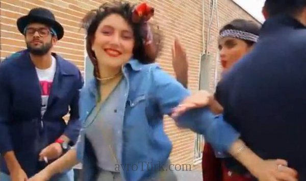 Pharrel'in "Happy" şarkısı ile oynayan İran'lı gençler.