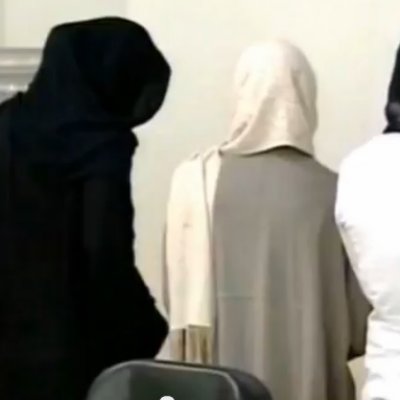 İran'da gücü elinde tutan dinci mollaların, "başları açık dansettiler" diye tutukladığı İ