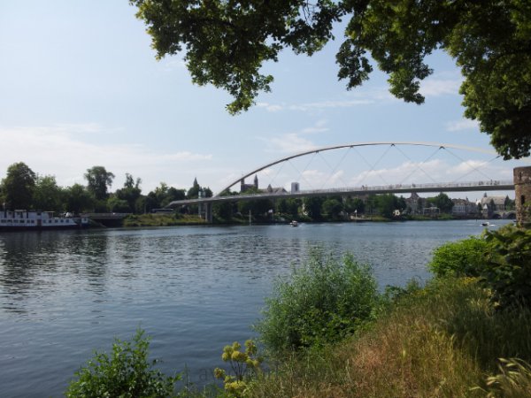 Maastricht'te bir tiyatro topluluğunun kafesinde güneşlenenler