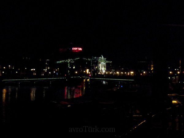 Amstel üzerindeki "Cılız Köprü" ile uzakta Carre'nin ışıkları