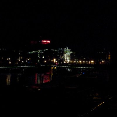 Amstel üzerindeki "Cılız Köprü" ile uzakta Carre'nin ışıkları