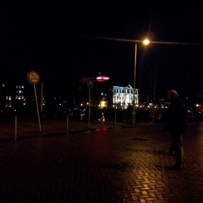Amstel üzerindeki "Cılız Köprü"ye giriş ve uzaktaki Carre dinleti/gösteri salonu