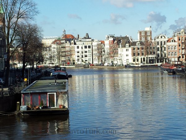 2013 Şubat 22 - Amsterdam çok soğuk ama güneşli - Bir köprüden Stopera'nın solu.