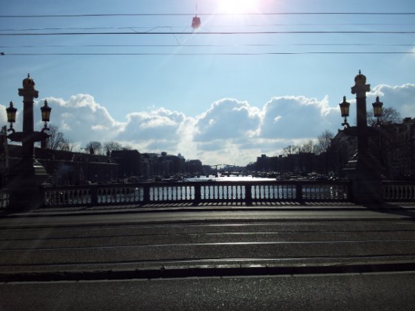 2013 Şubat 22 - Amsterdam çok soğuk ama güneşli - Amstel Irmağı üzerindeki "Cılız Köprü" uzaktan