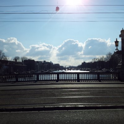 2013 Şubat 22 - Amsterdam çok soğuk ama güneşli - Amstel Irmağı üzerindeki "Cılız Köprü" uzaktan