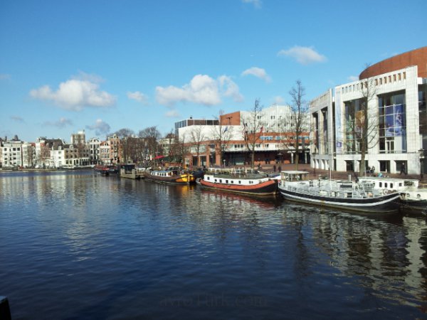 Amsterdam 22 Şubat - Amstel Irmağı, Köprüden, sağda Devlet Opera ile Balesi Yapısı