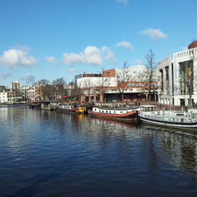 Amsterdam 22 Şubat - Amstel Irmağı, Köprüden, sağda Devlet Opera ile Balesi Yapısı