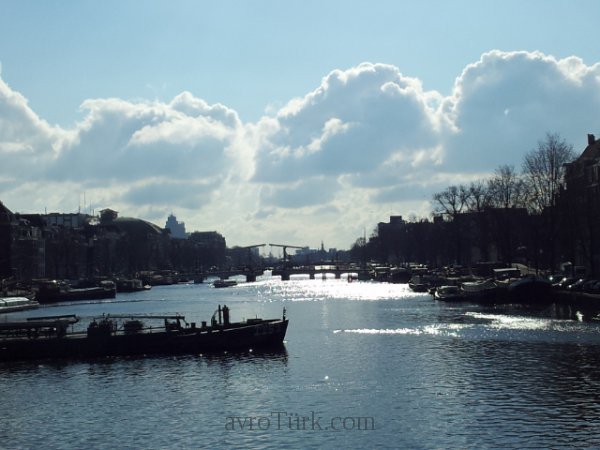 Amsterdam 22 Şubat - Amstel Irmağı, uzakta cılız köprü - 2