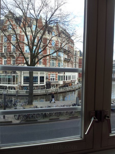 Amsterdam Güllüoğlu baklavacısının penceresinden