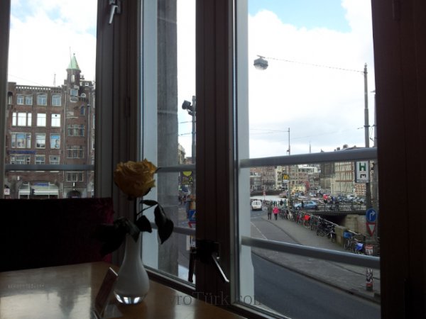 Amsterdam Güllüoğlu baklavacısının penceresinden
