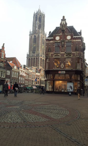Utrecht'te bir alan. Arkada katedral
